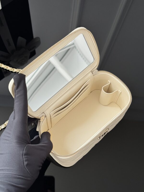 CHANEL - Image 3