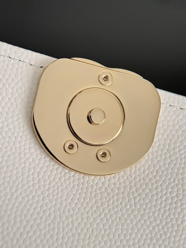 Chanel - Image 7